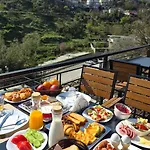Cumaku Boutique & * Gjirokastër