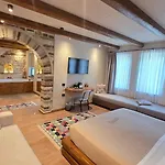 Cumaku Boutique & * Gjirokastër